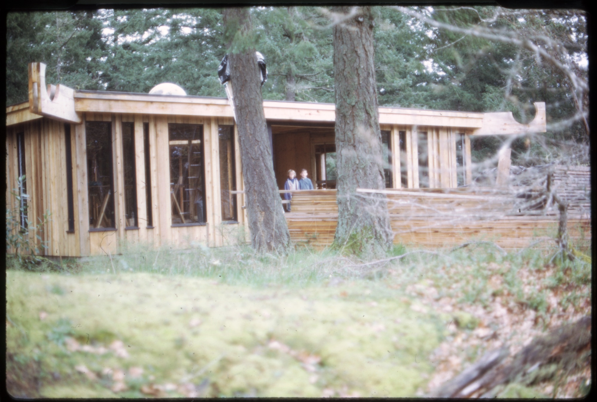 Hunter House, Exterior, South West Side — Two Children, Construction (HH-CAA-0032) — photograph, Canadian Architectural Archives